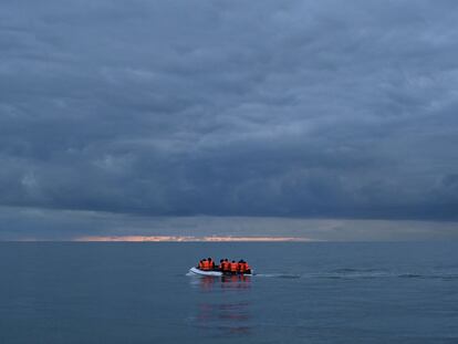 Migrantes a bordo de una patera navegan por el Canal de la Mancha para llegar a la costa sur de Inglaterra en una imagen de archivo.