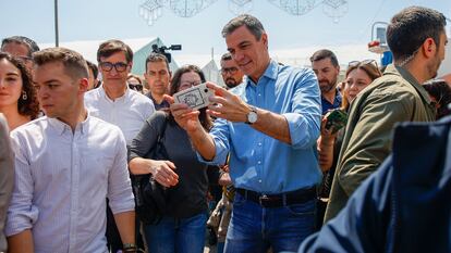 El presidente del Gobierno, Pedro Sánchez, ha visitado este miércoles por sorpresa la Feria de Abril de Barcelona.