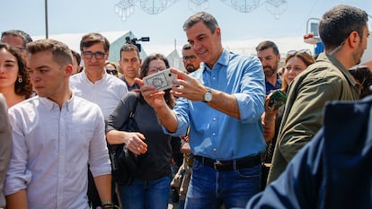 Pedro Sánchez se fotografía junto a visitantes de la Feria de Abril de Barcelona, este miércoles.