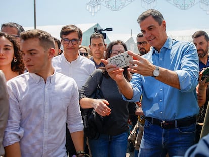 El presidente del Gobierno, Pedro Sánchez, ha visitado este miércoles por sorpresa la Feria de Abril de Barcelona.