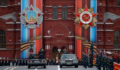 O Ministro da Defesa russo e o comandante das forças terrestres, o general Oleg Salyukov, saúdam as tropas antes do início do desfile militar.