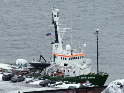 El buque de Greenpeace, en el puerto de M&uacute;rmans, tras ser abordado.