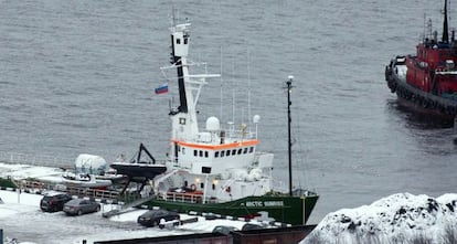 El buque de Greenpeace, en el puerto de Múrmans, tras ser abordado.