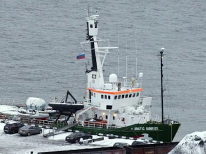 El buque de Greenpeace, en el puerto de M&uacute;rmans, tras ser abordado.