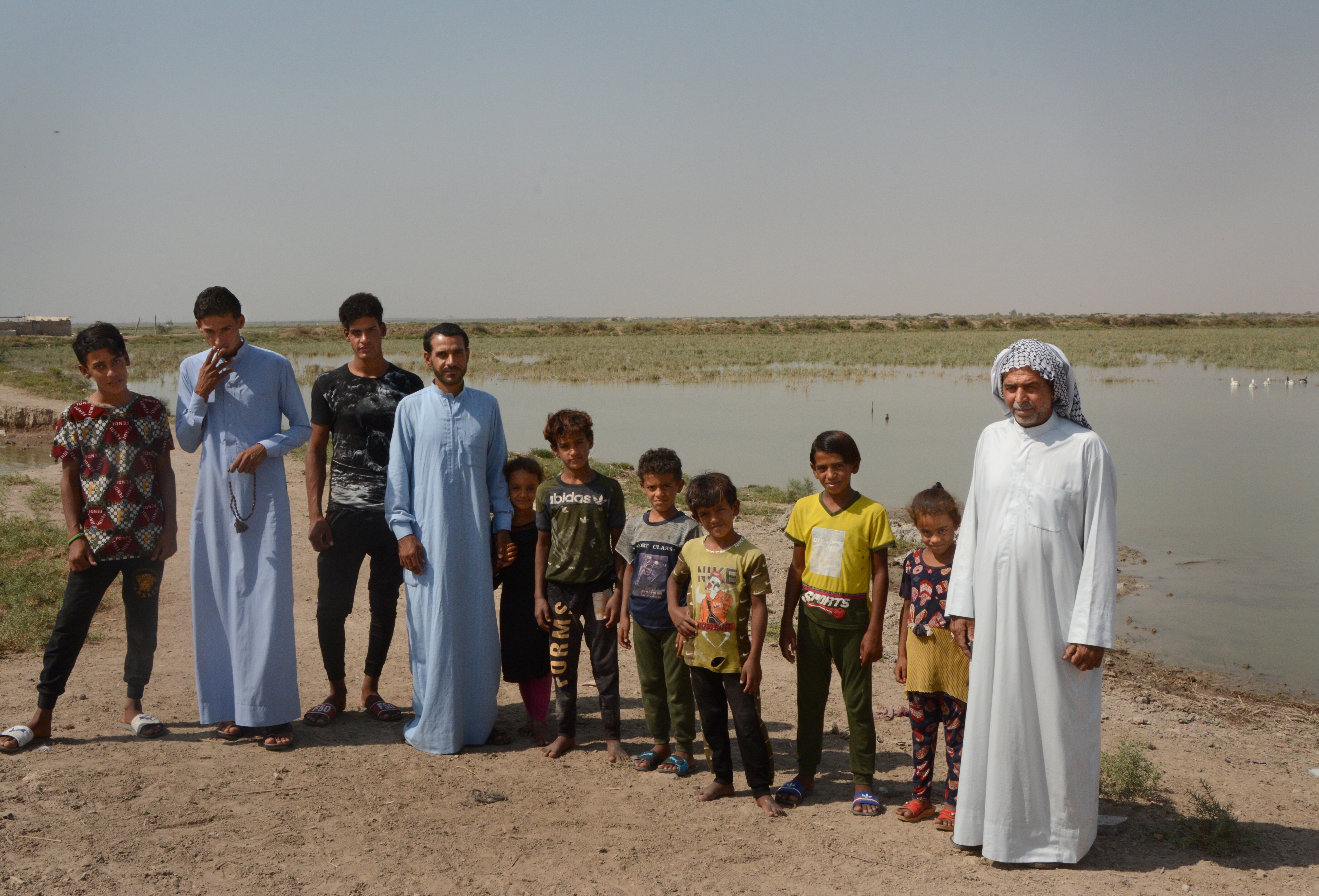 Parte de la familia de Hajji Nebjan posa para una foto fuera de su casa. La familia se queja de que no tienen agua potable, electricidad, escuelas ni ningún apoyo del Gobierno.