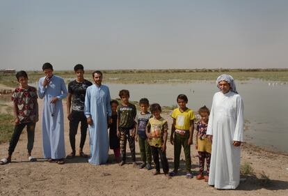 Parte de la familia de Hajji Nebjan posa para una foto fuera de su casa. La familia se queja de que no tienen agua potable, electricidad, escuelas ni ningún apoyo del Gobierno.