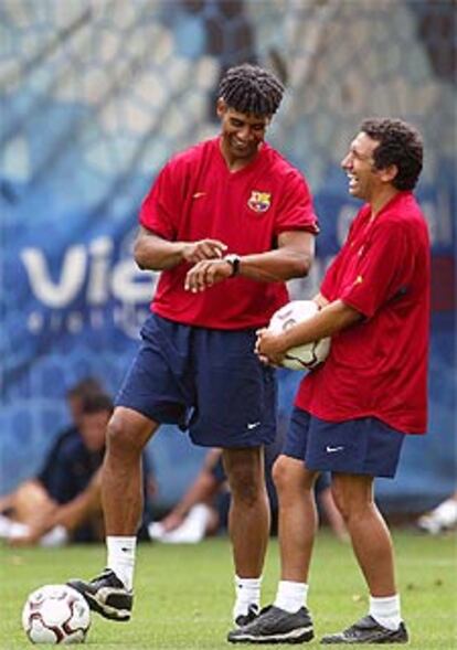 Frank Rijkaard bromea con Eusebio en un entrenamiento.