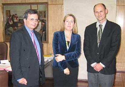 De izquierda a derecha, Rafael Matesanz, Ana Pastor y Juan Carlos Izpisúa.