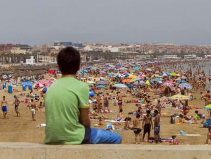 Bañistas disfrutan en la playa de la Malvarrosa de Valencia. 