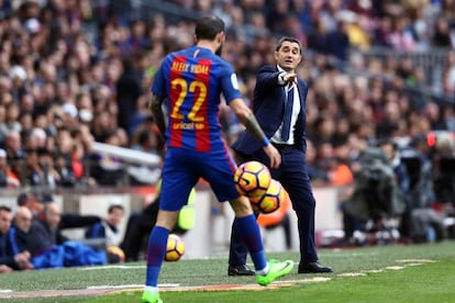 El entrenador del Athletic Club, Ernesto Valverde, y el defensa del FC Barcelona Aleix Vidal.