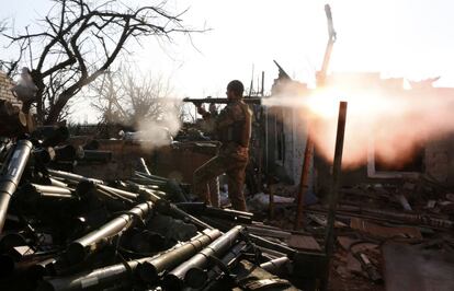 Un militar ucraniano dispara con un lanzagranadas en Avdiivka, región de Donetsk, Ucrania.