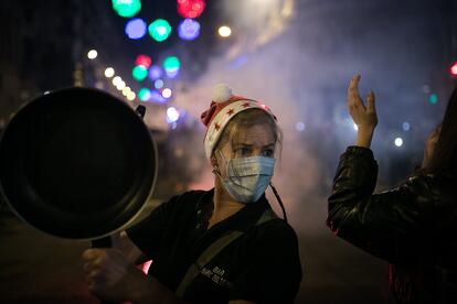 Restauradores de Barcelona se manifestaron por el centro de la ciudad en protesta por las nuevas restricciones.