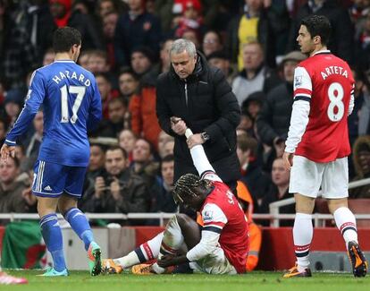 Mourinho levanta a Sagna durante el Arsenal-Chelsea. 