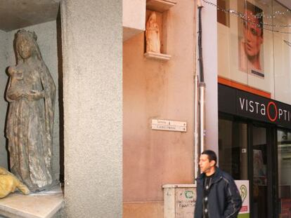 La escultura original retirada de la calle de Vic y su copia impresa.