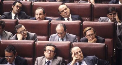 Manuel Fraga, líder de la oposición, junto a los demás miembros de Alianza Popular durante el discurso, de una hora y 50 minutos del presidente Felipe González.