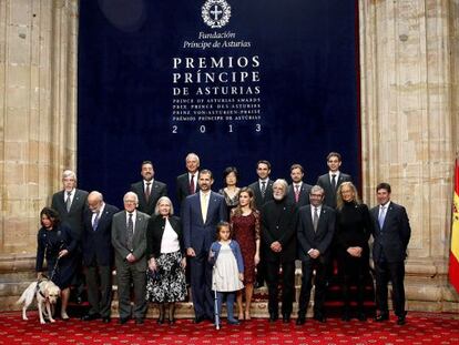 Don Felipe y doña Letizia posan con los galardonados con los Premios Príncipe de Asturias 2013, durante la audiencia que ha tenido lugar esta mañana en el Hotel de la Reconquista de Oviedo.
