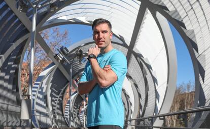 El entrenador Pablo del Barrio posa en un puente de Madrid Río.