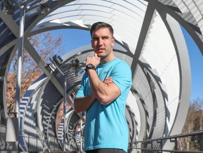 El entrenador Pablo del Barrio posa en un puente de Madrid Río.