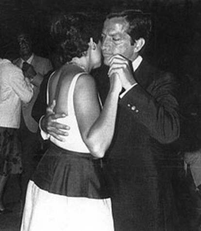 Amparo Illana y Adolfo Suárez, bailando durante unas vacaciones en Galicia.

 / EFE