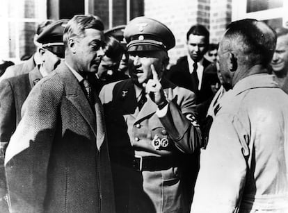 El duque de Windsor con unos oficiales nazis en Alemania, en 1937.