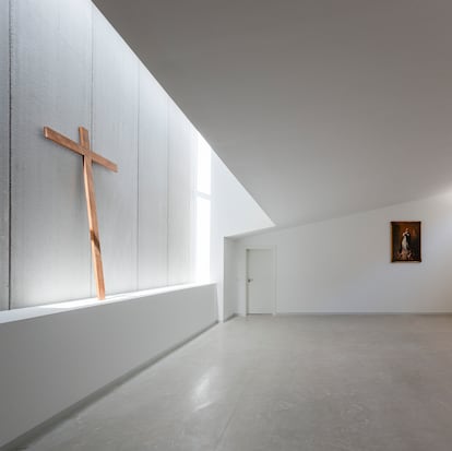 El interior del templo es austero y minimalista: la madera de cruces y bancos es el toque orgánico.