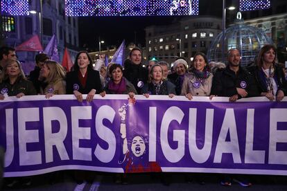 En la concentración de la Gran Vía de Madrid, tras un cartel en el que se leía Mujeres iguales y libres, han estado tres ministras socialistas: la vicepresidenta Nadia Calviño, Isabel Rodríguez (Política Territorial) y Reyes Maroto (Industria). Las tres se han marchado antes del final alegando problemas de agenda. 