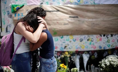 Alunos choram em memorial de homenagem às vítimas do ataque na escola Professor Raul Brasil, em Suzano.