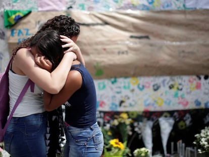 Alunos choram em memorial de homenagem às vítimas do ataque na escola Professor Raul Brasil, em Suzano.