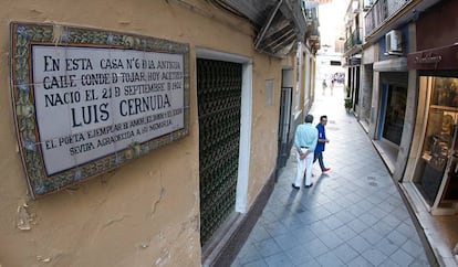 Placa de la casa natal de Luis Cernuda, en Sevilla.