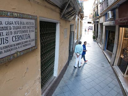 Placa de la casa natal de Luis Cernuda, en Sevilla.