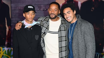 HOLLYWOOD, CALIFORNIA - JANUARY 14: (L-R) Will Smith, en el centro, con dos de sus tres hijos, Jaden (izquierda) y Trey en un estreno en Hollywood el pasado 14 de enero.