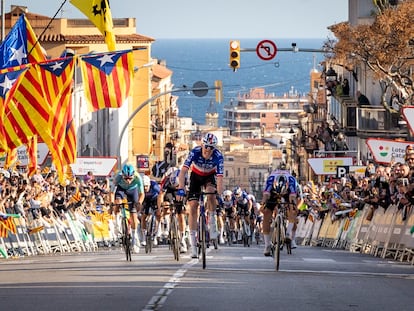 Godon cruza la meta por delante de Evenepoel en la primera etapa de la Volta