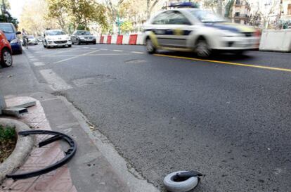 Restos de la silla de ruedas en la Gran Vía Fernando el Católico con la calle Erudito Orellana de Valencia.