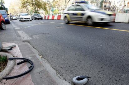 Restos de la silla de ruedas en la Gran Vía Fernando el Católico con la calle Erudito Orellana de Valencia.