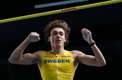 El sueco Armand Duplantis compite durante la final de salto con pértiga masculino en el Campeonato de Europa de Atletismo en pista cubierta en Torun, Polonia, el pasado 7 de marzo de 2021.