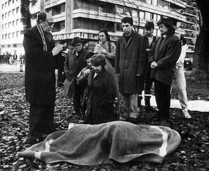 La esposa e hijos del general de la brigada de la Guardia Civil Juan Atarés Peña, rezan ante su cadáver. Peña fue asesinado por ETA en Pamplona el 23 de diciembre de 1985. 