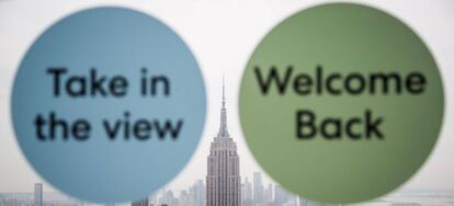 Letreros que forman parte de las medidas de seguridad del mirador del Rockefeller Center de Nueva York, que reabrió esta semana.