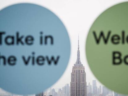 Letreros que forman parte de las medidas de seguridad del mirador del Rockefeller Center de Nueva York, que reabrió esta semana. 