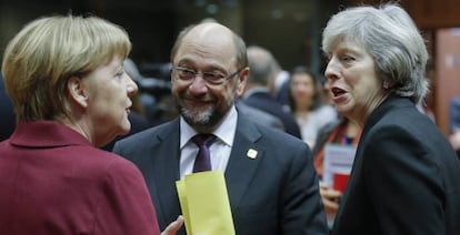 Angela Merkel conversa con el presidente del Parlamento Europeo, Martin Schulz, y con Theresa May.