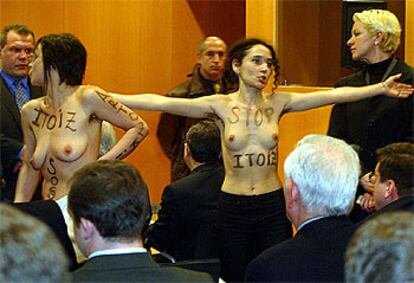 Las dos jóvenes que se desnudaron en el acto oficial en protesta por las obras de Itoiz.