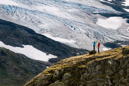 El parque de Jotunheimen es un área montañosa donde se ubica la montaña más alta de Noruega, Galdhøpiggen, además de cascadas, ríos, lagos, glaciares y paisajes naturales.