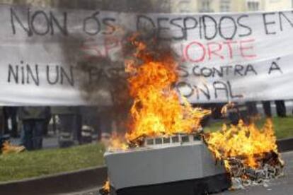 La plantilla directa y auxiliar de Navantia en la ría de Ferrol, que en total suman unos 2.300 operarios, se ha manifestado hoy por las calles de Ferrol.