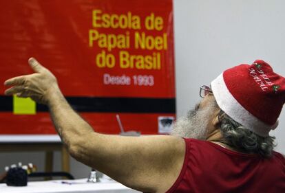 Un trabajador jubilado asiste a una clase para poder encontrar un puesto de trabajo durante la temporada de Navidad.