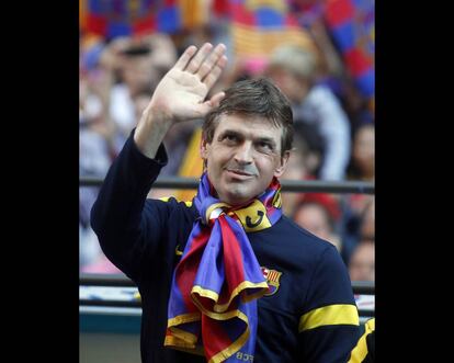 Tito Vilanova saluda a la afición tras haber conseguido el título de Liga en la temporada 2012-2013, cuando fue entrenador del Barcelona.