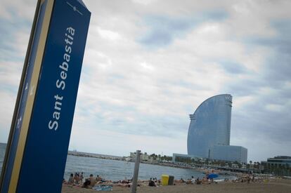 A la platja de Sant Sebastià de Barcelona també s'hi practica el nudisme, encara que de forma més minoritària que a la Mar Bella.