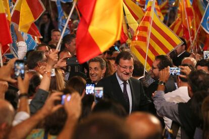 Mariano Rajoy y Nicolas Sarkozy a su entrada al mitin cierre de campaña del Partido Popular. Los populares han enarbolado símbolos patrióticos para cerrar la campaña en la que se han presentado como únicos garantes de la unidad.