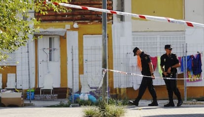 Dos agentes, poco despu&eacute;s del tiroteo, en la zona de las Tres Mil Viviendas.