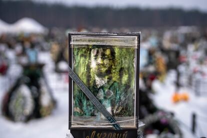Un retrato desgastado de Ivan Oleksandr Volodymyrovych, de 41 años, que fue asesinado el 5 de marzo de 2022 y enterrado en el cementerio de Irpin, a las afueras de Kiev.

