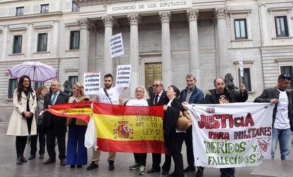 Concentración de familiares y amigos en apoyo a los militares muertos y heridos en acto de servicio.