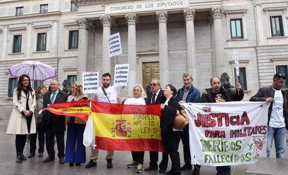 Concentraci&oacute;n de familiares y amigos en apoyo a los militares muertos y heridos en acto de servicio. 